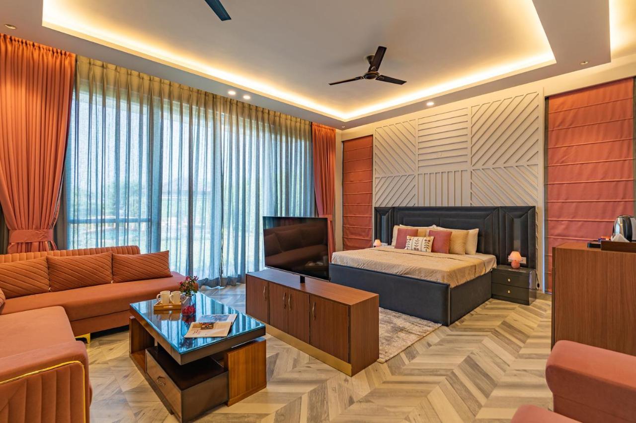 Stayvista At Serenity Farms With Pool, Lawn, Bonfire & Bbq Sohna Exterior foto
